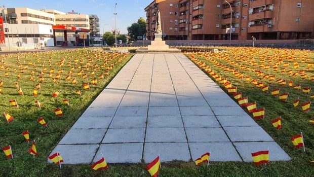 Llenan de banderas de España una rotonda de Toledo para homenajear a las víctimas del Covid-19