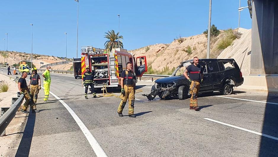 Una mujer muere tras caer su furgoneta por un puente en Alicante