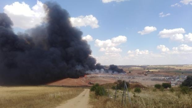 Controlado el incendio declarado en la planta de reciclaje de Almonacid del Marquesado