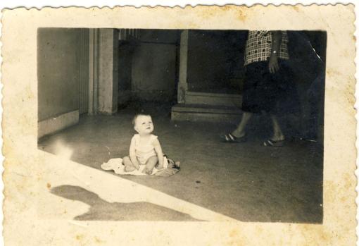 La pequeña Begoña Urroz Ibarrola, con unos meses de vida