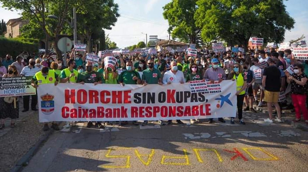 El pueblo de Horche se echa a la calle contra los okupas para pedir soluciones