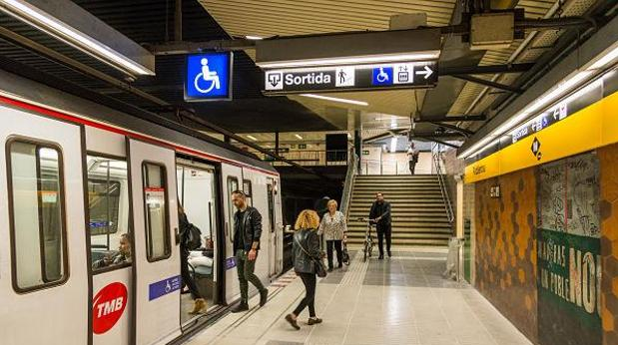 Metro de Barcelona, un convoy de la línea 4 del suburbano barcelonés