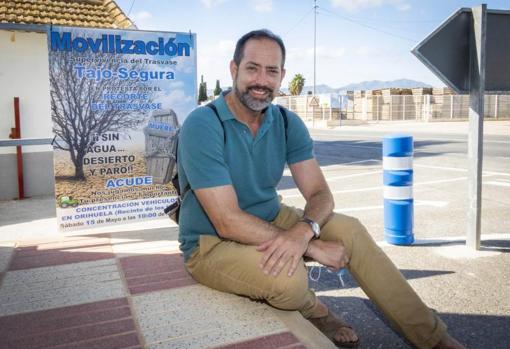 Verdú, junto a un cartel de una de las movilizaciones en defensa del TajoSegura