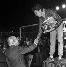 Saluda al alcalde Tierno Galván tras ganar la San Silvestre de 1983