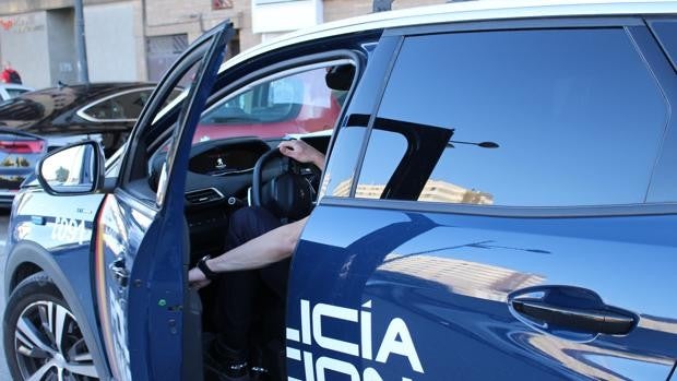 Detienen a dos menores por amenazar a sus padres con un martillo y agredir a su familia en Valencia