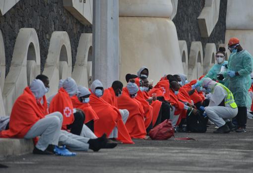 Asistencia a inmigrantes rescatados en la isla de El Hierro