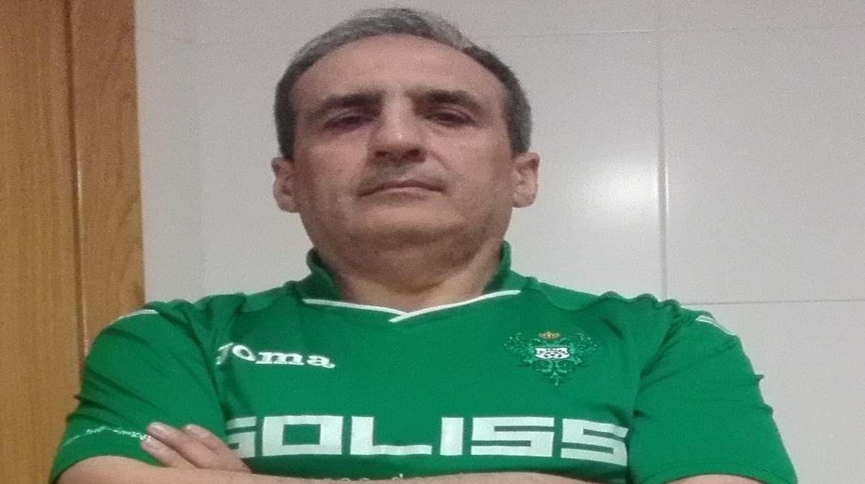 Valentín de la Fuente posa con la camiseta del CD Toledo