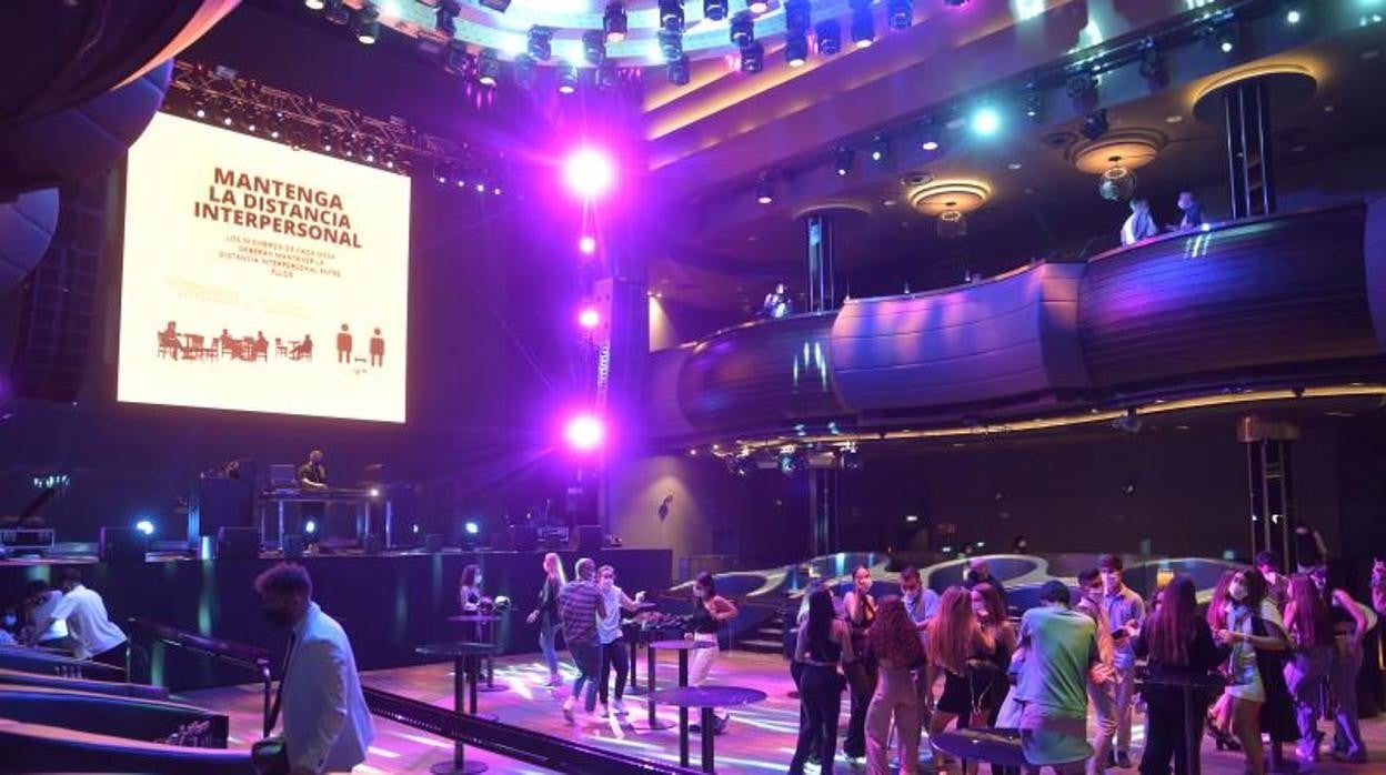 Jóvenes en la sala Pelícano, de La Coruña, en la prueba piloto realizada el 12 de junio