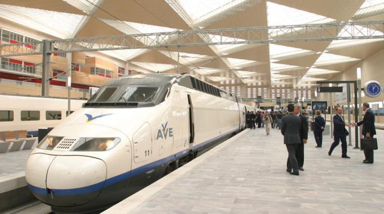 Un tren AVE en los andenes de la estación de Zaragoza-Delicias