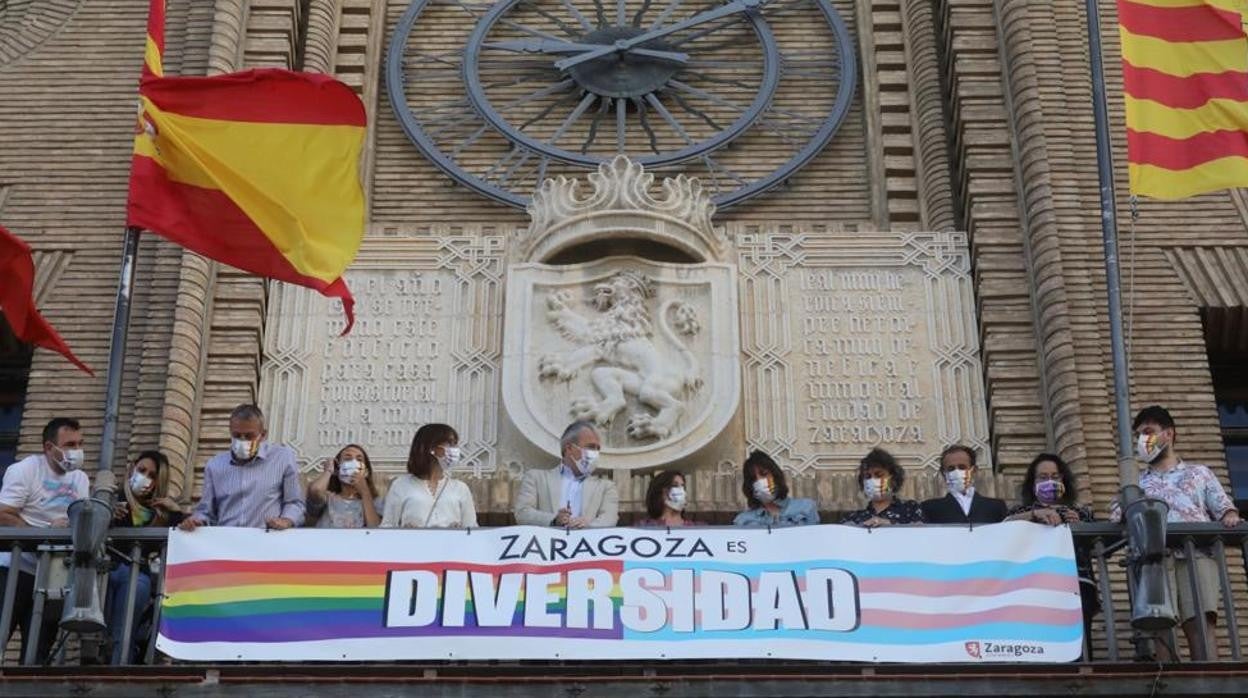 La pancarta fue colocada por el alcalde de Zaragoza y representantes de todos los grupos municipales, excepto de Vox. Poco después llegó la orden judicial para retirarla