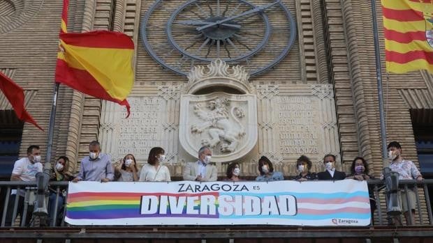 Un juez obliga al Ayuntamiento de Zaragoza a retirar una pancarta con la bandera LGTBI