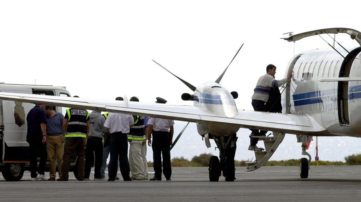 Vuelo fletado para la devolución de inmigrantes ilegales, en el aeropuerto de Fuerteventura