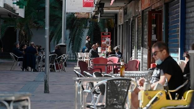 Ascienden a 19 los positivos y 120 sospechosos los casos del 'macrobrote' del viaje a Mallorca