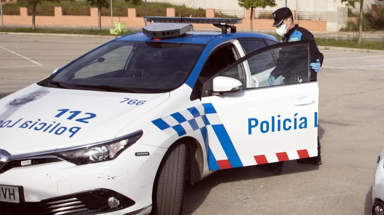 Un agente entra en un coche de la Policía Local de Salamanca