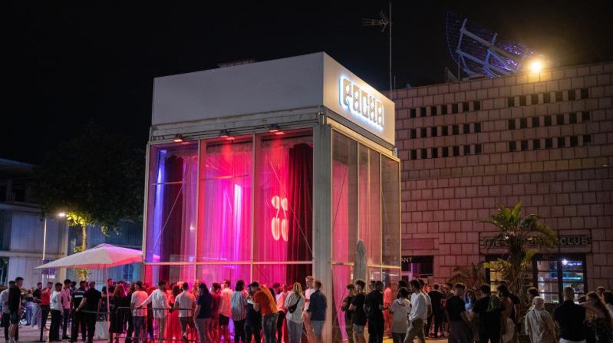 Ambiente frente a una discoteca de Barcelona, la semana pasadaq