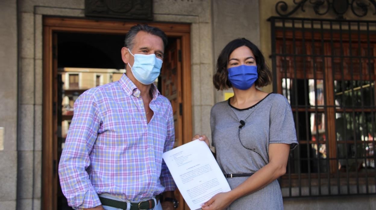 Claudia Alonso y José L.Gamarra, en Zocodover, tras registrar dicha queja ante el Defensor del Pueblo en la Delegación del Gobierno