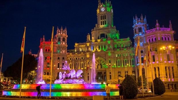 Sol, Cibeles y la Asamblea de Madrid iluminan sus fachadas con un arcoíris para celebrar el Orgullo LGTBI