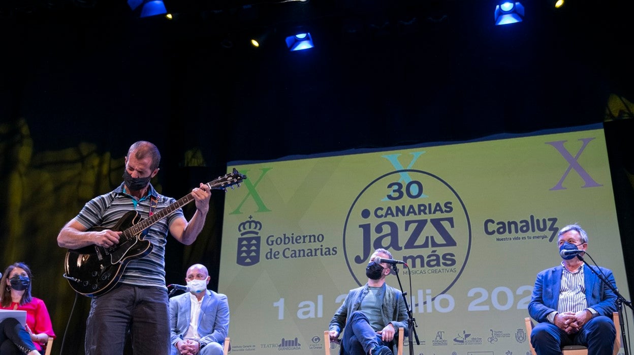 Avishai Cohen (Kabri, Israel, 1970), en acción con su contrabajo