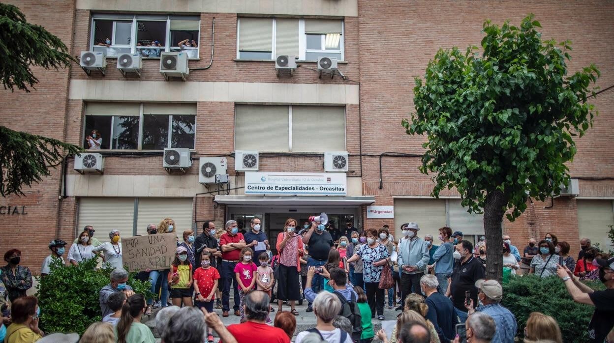 La portavoz de Más Madrid, Mónica García, en una protesta contra la gestión sanitaria/ Ayuso anuncia una reducción del 20% en los precios del Grado universitario