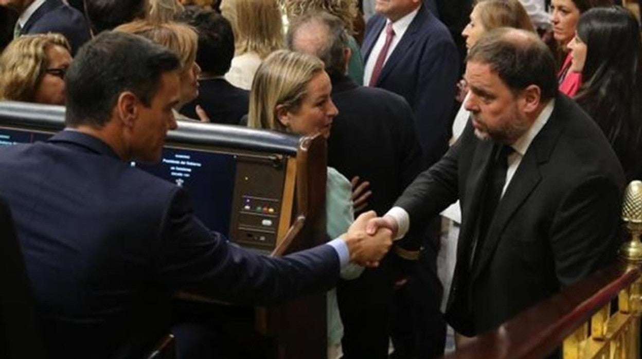 Pedro Sánchez y Oriol Junqueras se saludan en el Congreso de los Diputados, en una foto de archivo