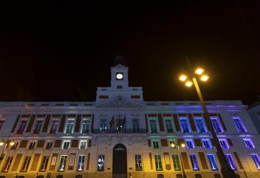 La Real Casa de Correos, iluminada la noche del lunes