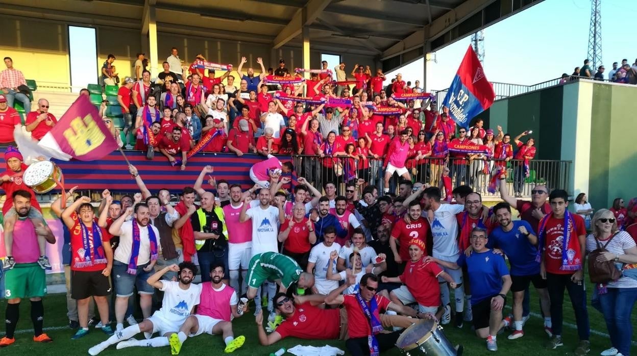 La afición del CP Villarrobledo celebra el ascenso a Segunda B fechado el 30 de junio de 2019, hace justo dos años