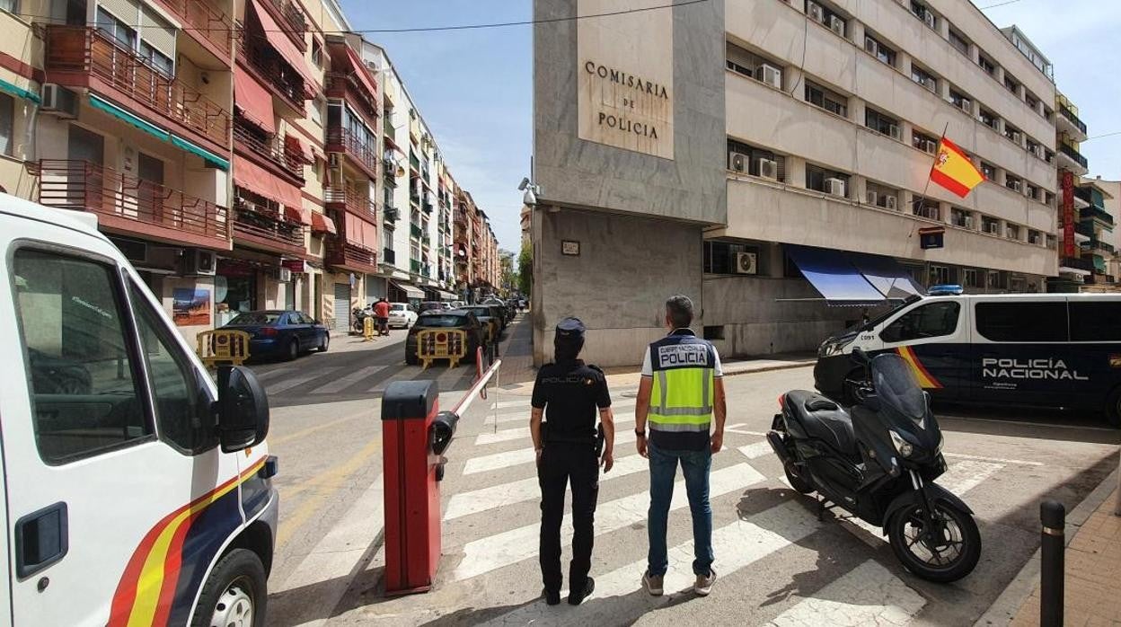 Efectivos de la Policía Nacional frente a la Comisaría de Benidorm