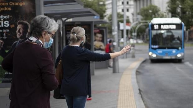 Almeida permitirá viajar gratis en autobús en hora punta en septiembre y creará el 'transbus'