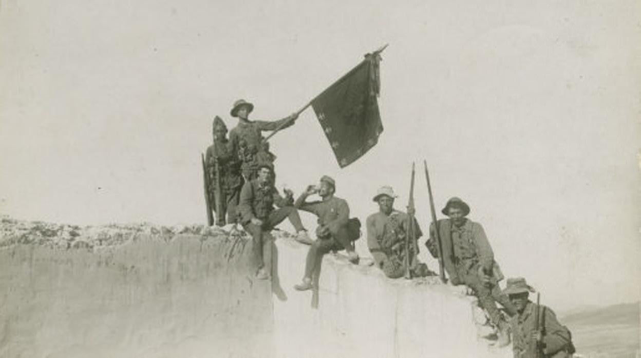 Los soldados de La Legión hondeando la bandera en lo alto de la posición de Lauriat Hamed