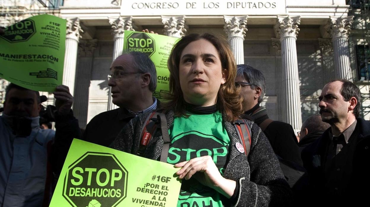 Ada Colau en 2013, como portavoz de Stop Deshaucios, ante el Congreso de los Diputados