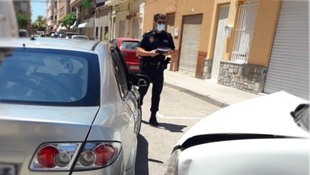 Detenida en Elche una pareja que chocó contra un coche patrulla tras darse a la fuga en un control