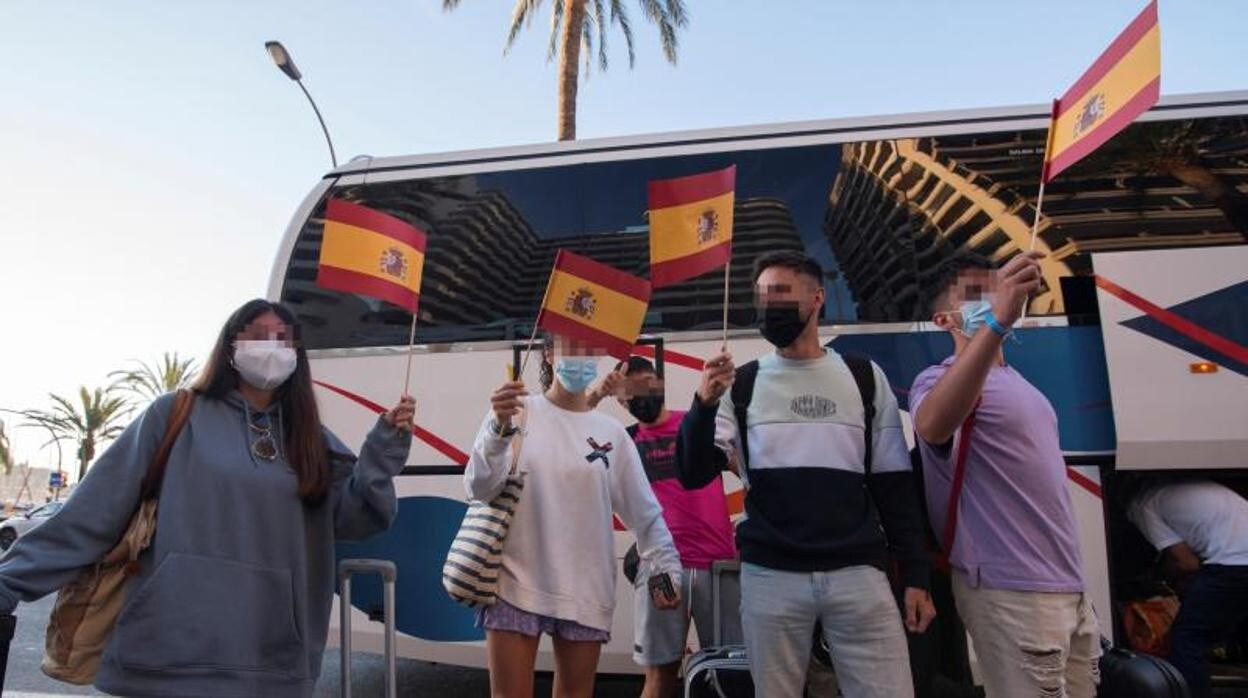 Estudiantes a su salida del hotel Bellver, suben al autobús rumbo al buque Sicilia