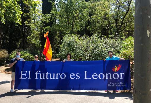 Miembros de la enrtidad Concordia Real Española acudieron a la puerta del Palacio Albéniz para acompañar a la princesa Leonor durante la recepción previa a la entrega de los premios