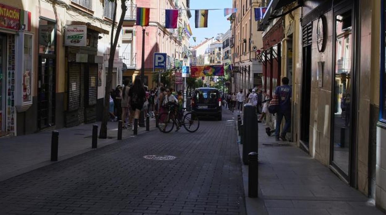 Varias personas caminan por el barrio de Chueca durante el Orgullo