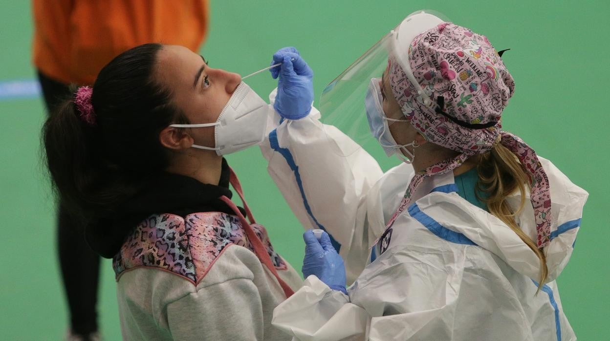 Una joven se realiza una prueba PCR