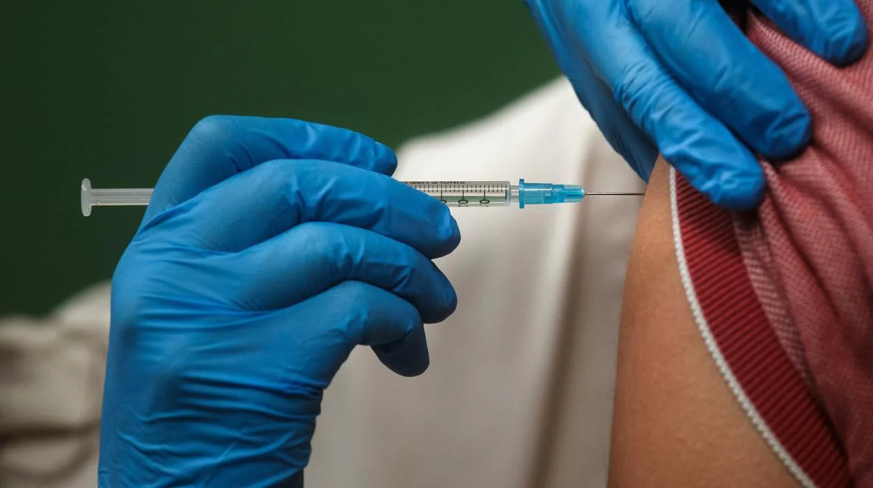 Un ciudadano recibe su vacuna de Janssen