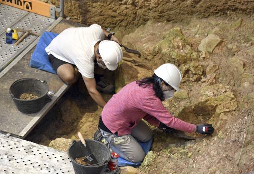 Dos investigadores trabajan en uno de los yacimientos.