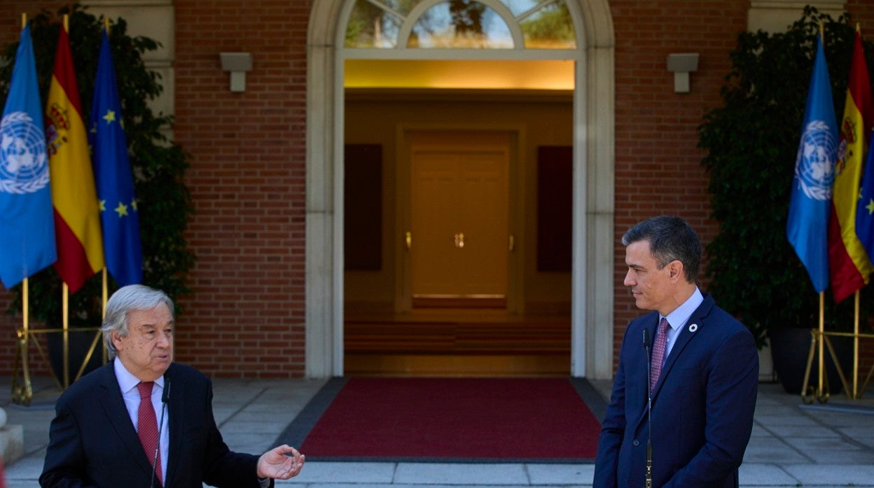 António Guterres, secretario general de la ONU, junto al presidente Sánchez, en Moncloa