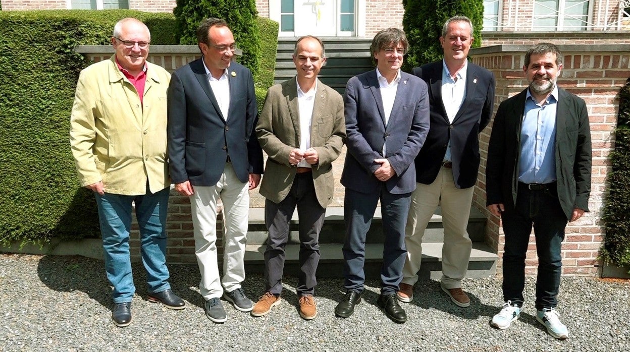 El prófugo Puigdemont y los indultados de Junts per Catalunya, en la casa del fugado en Waterloo, ayer
