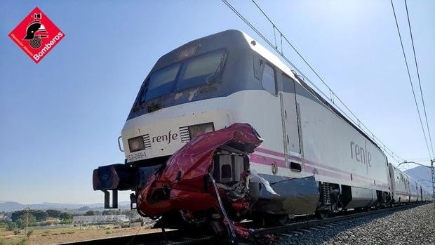 Mueren cuatro personas al arrollar un tren su coche en Novelda