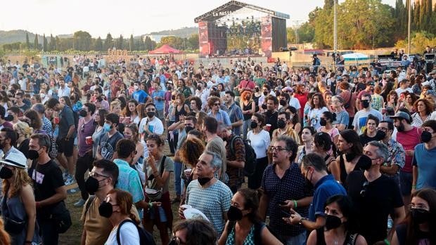 Colas de más de dos horas en el Vida, el primer festival sin distancia y con test de antígenos