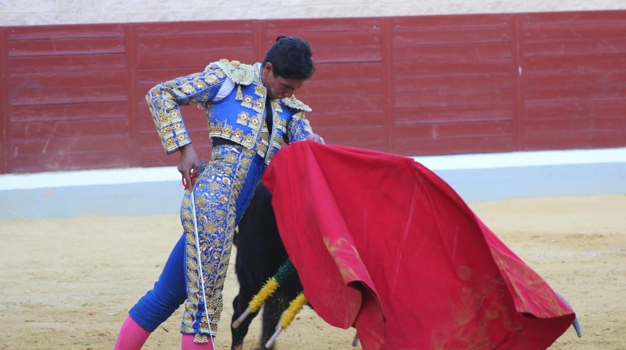 Nacho Torrejón en un pase de pecho con la izquierda