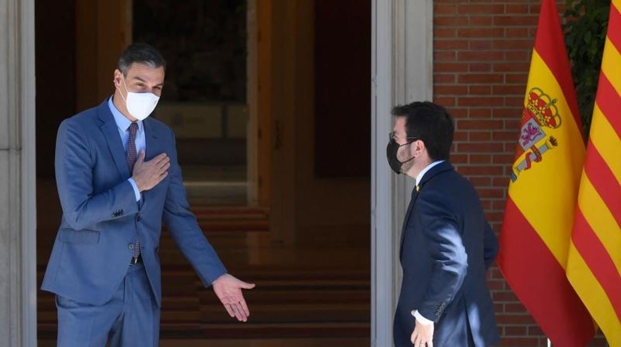 Sánchez y Aragonès, en los momentos previos a su reunión en La Moncloa