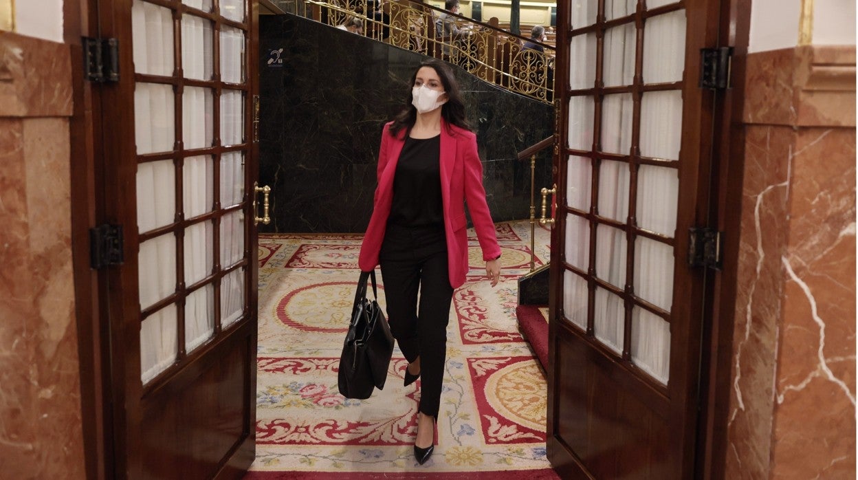 Inés Arrimada sale del Pleno del Congreso de los Diputados celebrado el pasado 23 de junio