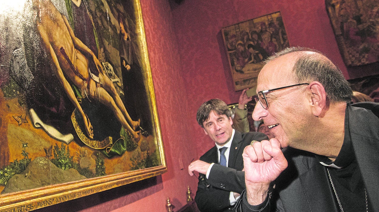 Carles Puigdemont y el cardenal Juan José Omella en la catedral de Barcelona en marzo de 2017