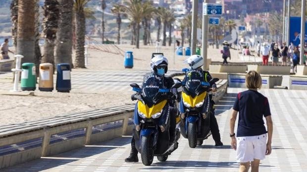 Refuerzo de policías en Alicante para evitar botellones en las playas y controlar las zonas de ocio