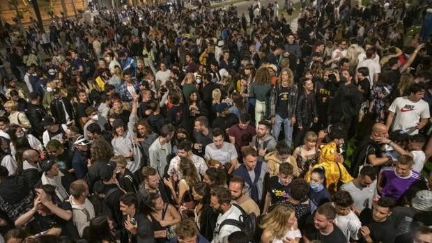 El aumento vertiginoso de los contagios entre los jóvenes empieza a notarse en los hospitales catalanes