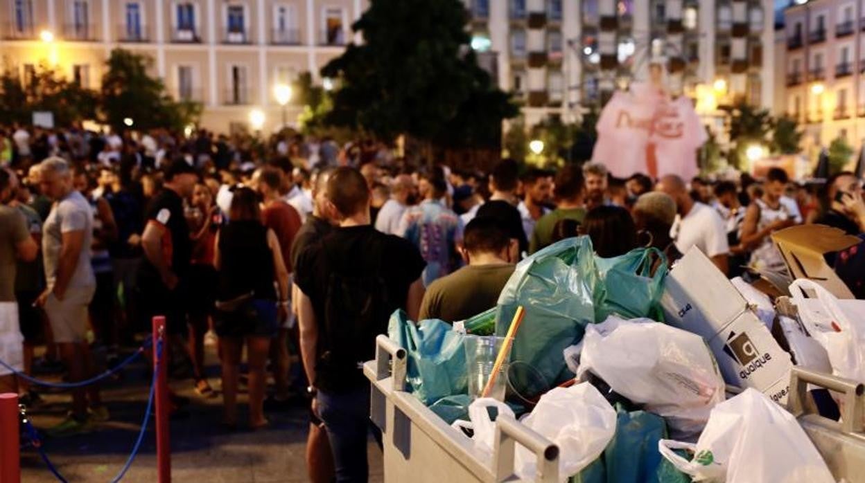 Aglomeración de personas en la plaza de Pedro Zerolo la pasada semana