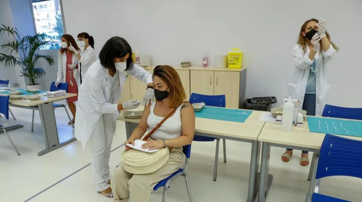 Una empleada vacunándose en las instalaciones de El Corte Inglés