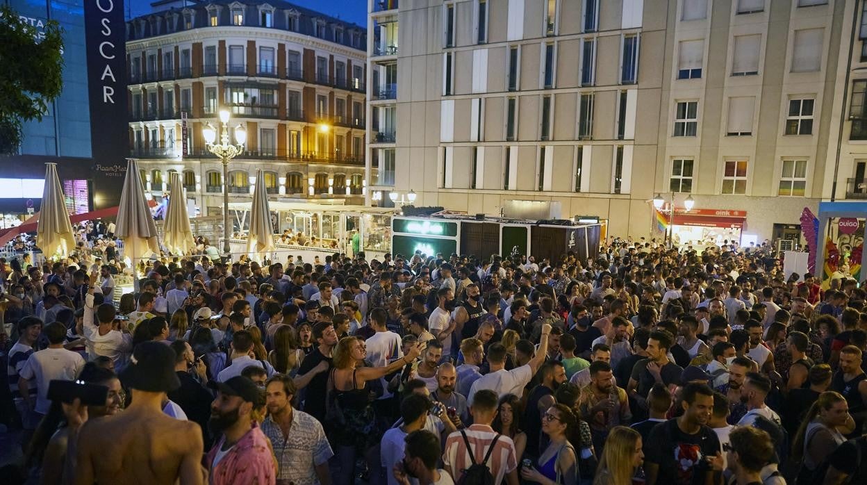 Macrobotellón, el pasado jueves, en la plaza de Pedro Zerolo, en Chueca